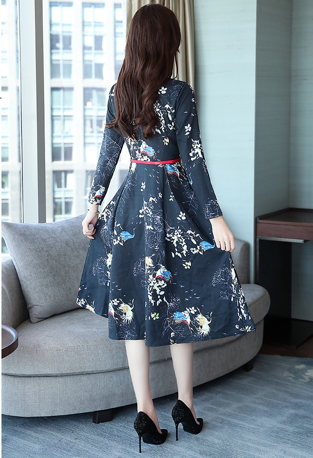 ชุดเดรสสั้นสีกรมท่าลายดอกไม้ แขนยาว กระโปรงทรงบานยาวคลุมเข่า