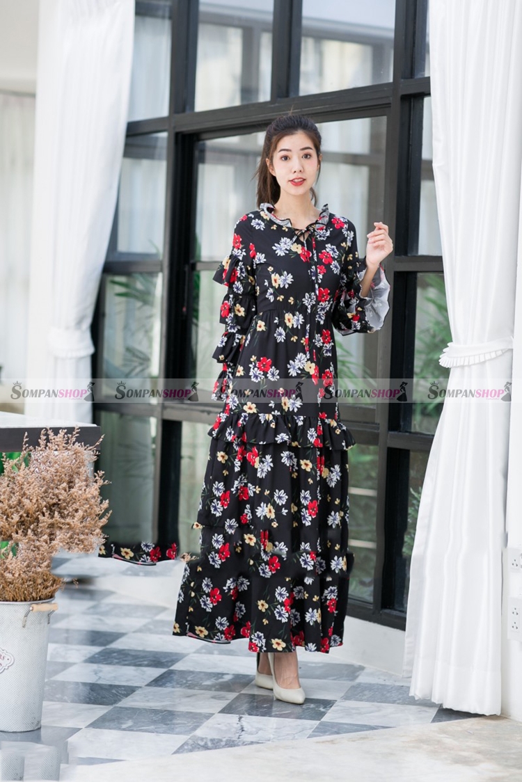 ชุดเดรสยาวสีดำลายดอกไม้ แขนยาว แต่งระบายเป็นชั้นๆ