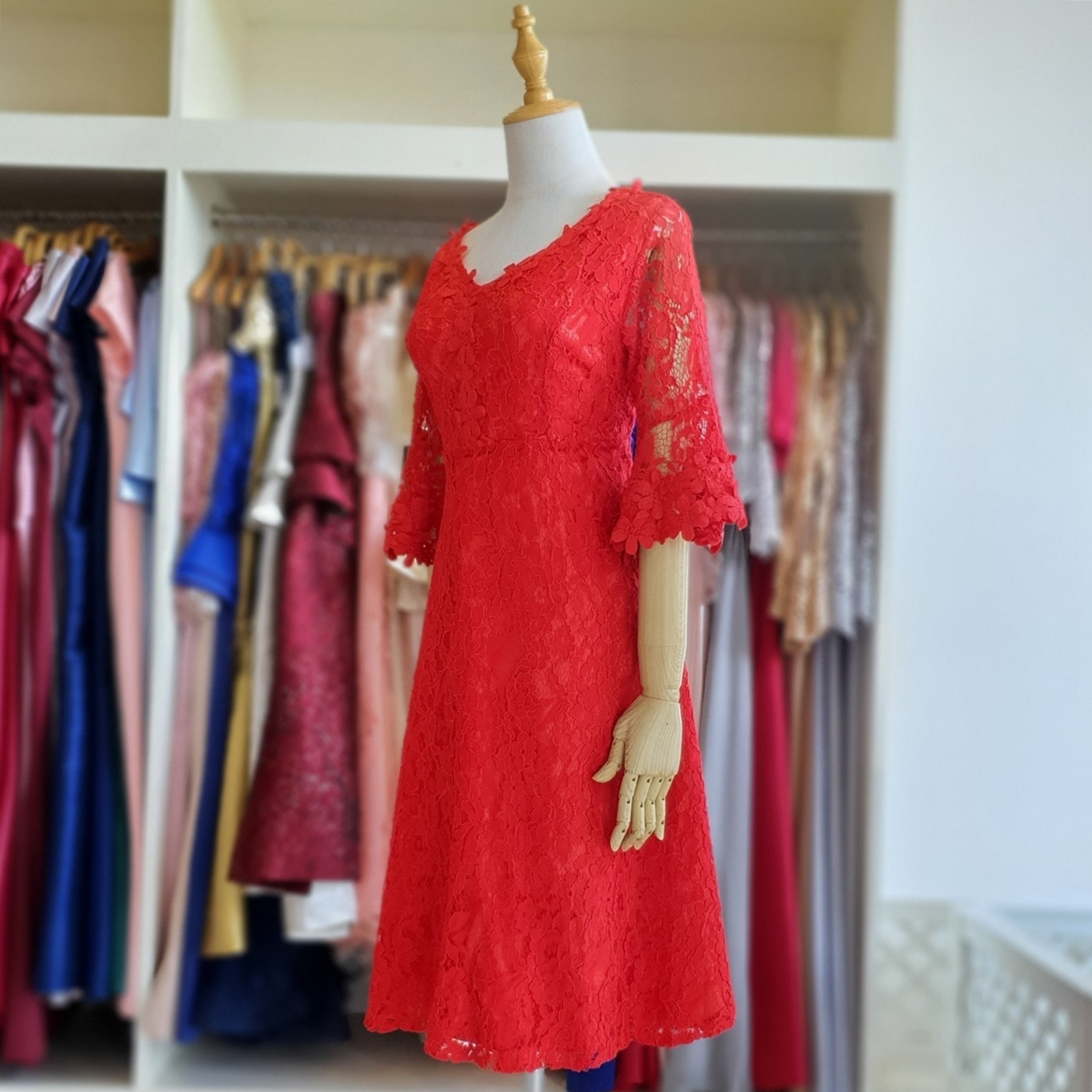 ชุดเดรสสั้นสีแดง ผ้าลูกไม้ สวยหวาน ใส่ดูดีเรียบร้อย