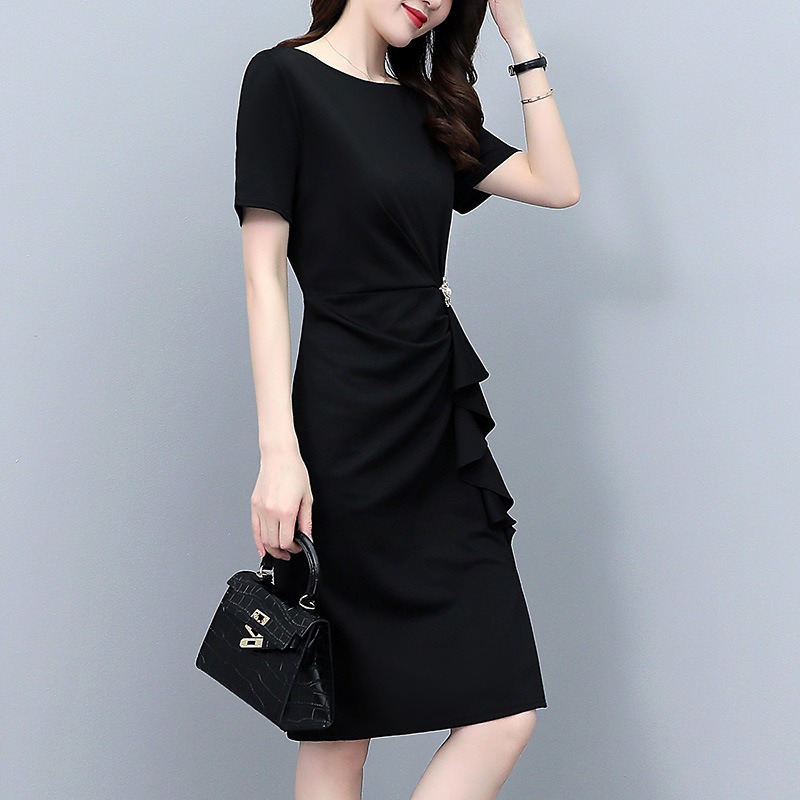 พร้อมส่ง !! ชุดเดรสสั้นสีดำ แขนสั้น ทรงเข้ารูป เอวแต่งจีบระบาย กระโปรงคลุมเข่า แถมฟรีเข็มกลัด เรียบร้อย สวยดูดี ดูสุภาพ