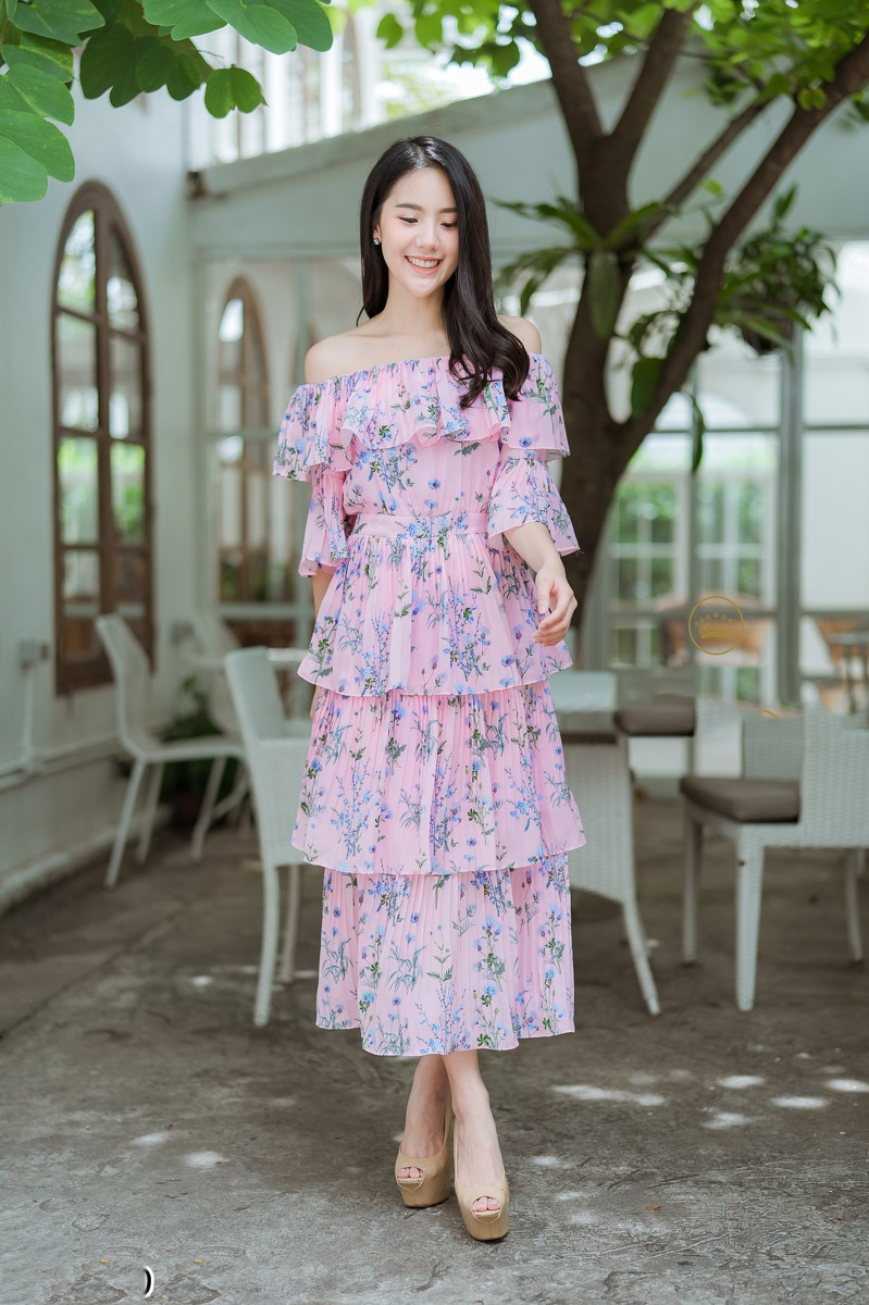 ชุดเดรสยาวสีชมพูลายดอกไม้ เปิดไหล่ ผ้าชีฟองอัดพลีท แนวสวยหวาน น่ารัก ฟรุ่งฟริ้ง