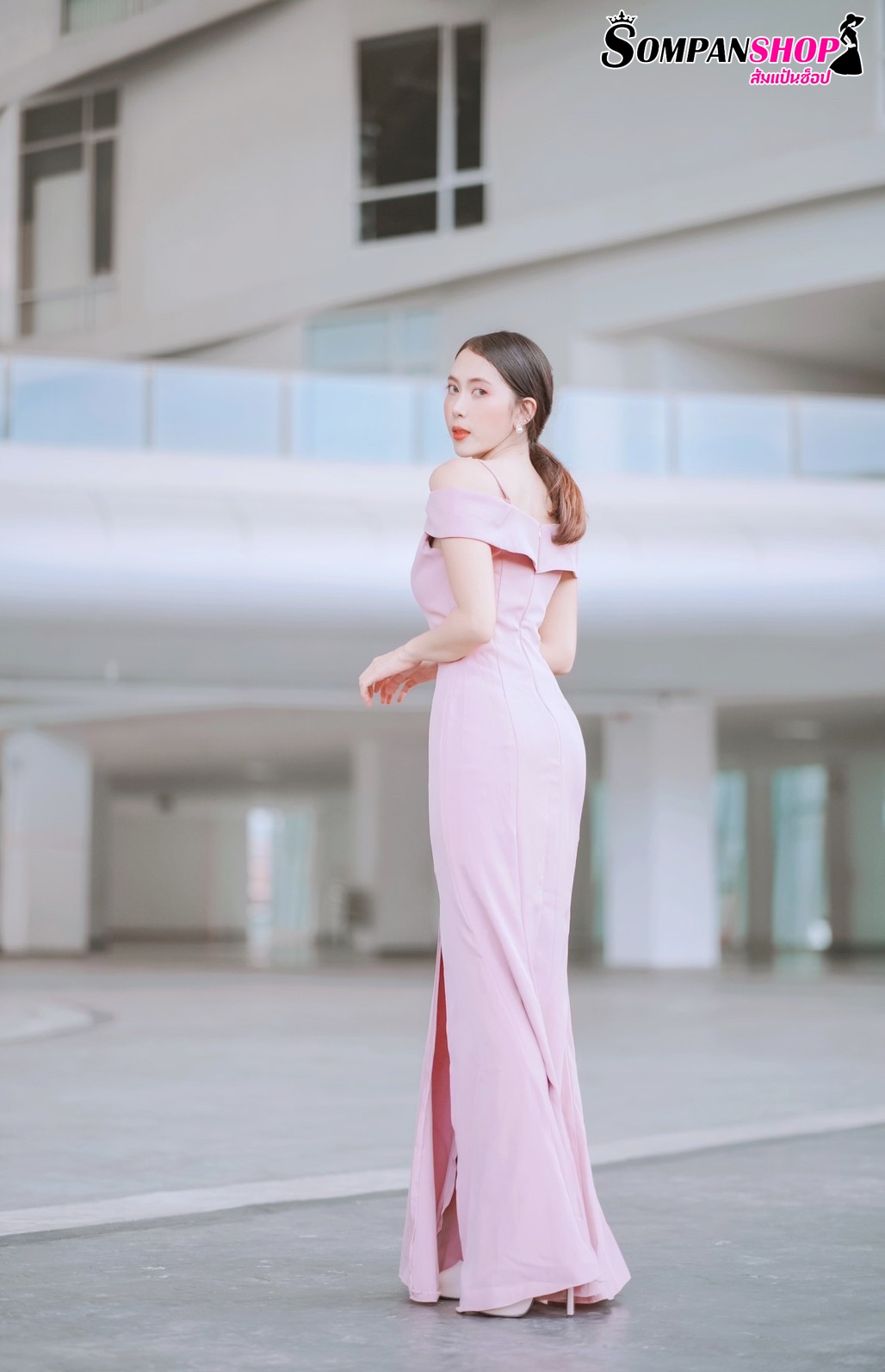 ชุดราตรี ชุดออกงาน ชุดไปงานแต่งงานสีชมพู เดรสยาวทรงสายเดี่ยวเปิดไหล่ แนวเรียบหรู สวยหรูดูแพง