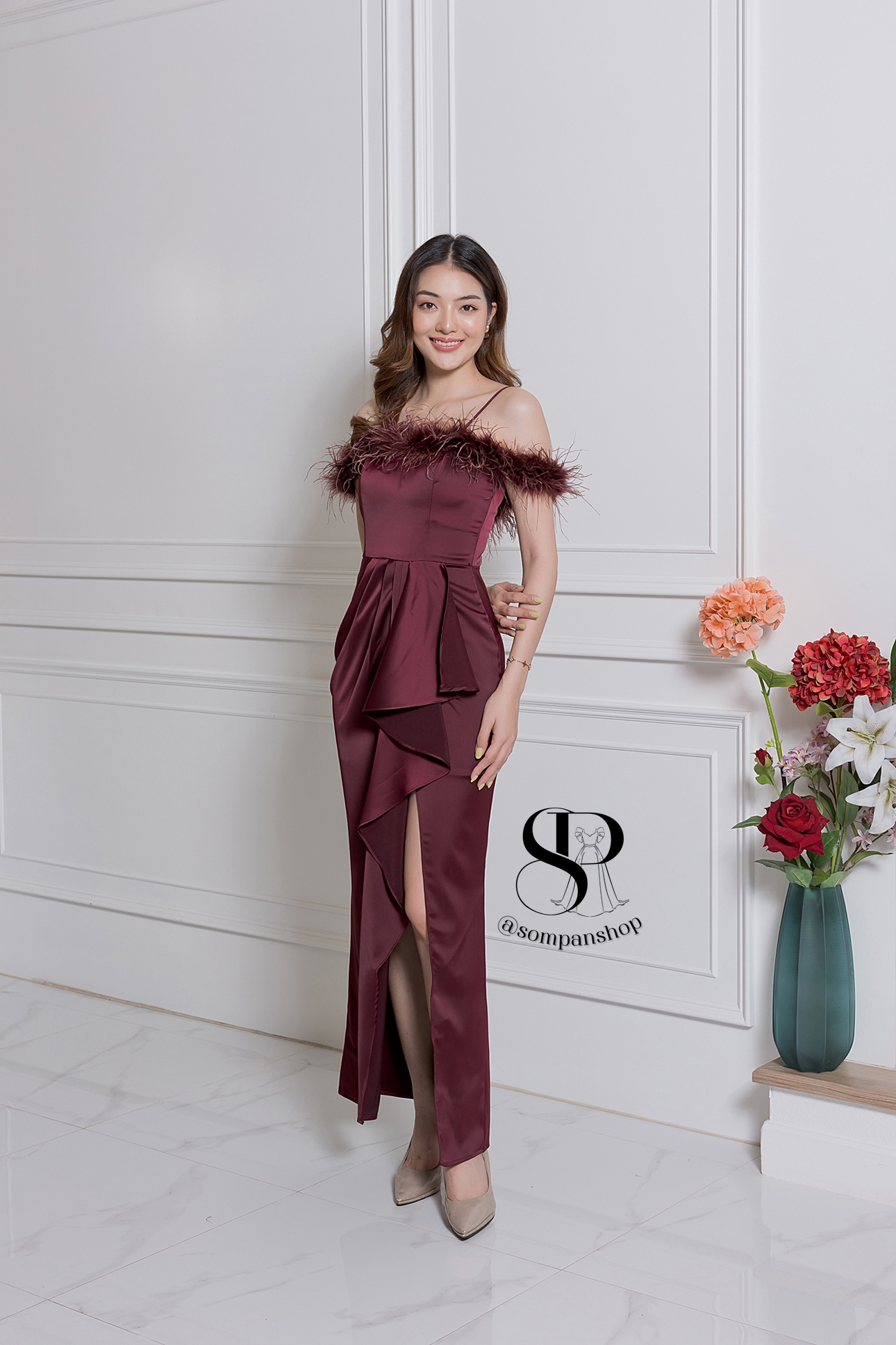 ชุดราตรียาวสีแดงไวน์ ทรงปาดไหล่ แต่งขนนก หมาะสำหรับใส่เป็นชุดราตรี ชุดไปงานแต่งงาน ชุดเพื่อนเจ้าสาว ชุดไปงานเลี้ยงต่างๆ