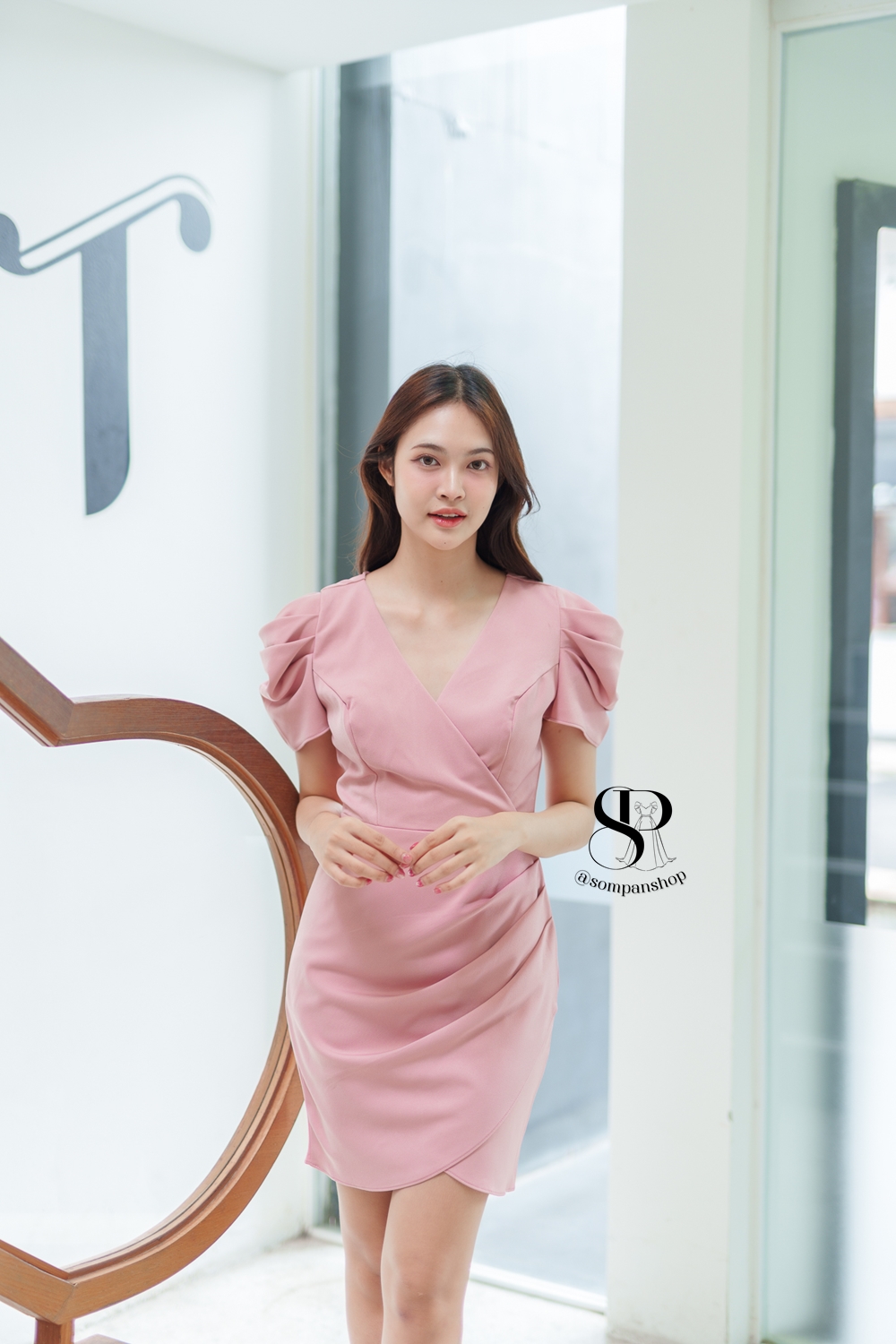 ชุดเดรสสั้นออกงานสีชมพู ทรงเอเข้ารูป คอวี แขนสั้น ลุคเรียบหรู ดูแพง ใส่ไปงานแต่งกลางวัน/กลางคืน ชุดราตรี ชุดไปงานแต่ง ชุดออกงาน