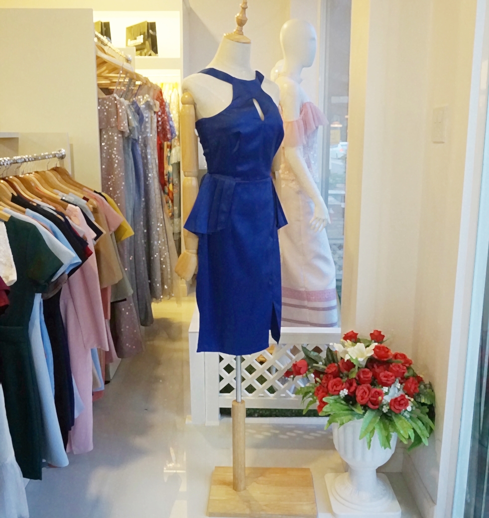 ชุดเดรสสั้นสีน้ำเงิน เข้ารูป แขนกุดเว้าไหล่ เอวระบาย