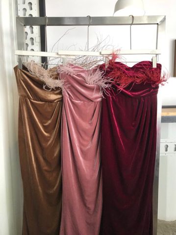 ชุดราตรี ชุดออกงาน ชุดไปงานแต่งงานสีแดงไวน์ ผ้ากำมะหยี เกาะอกแต่งขนนก กระโปรงยาวผ่าหน้า