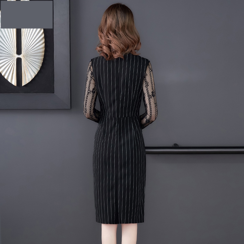 ชุดเดรสสั้นสีดำ ลายทางตรง แขนลูกไม้ ทรงเข้ารูป แนวเรียบหรู