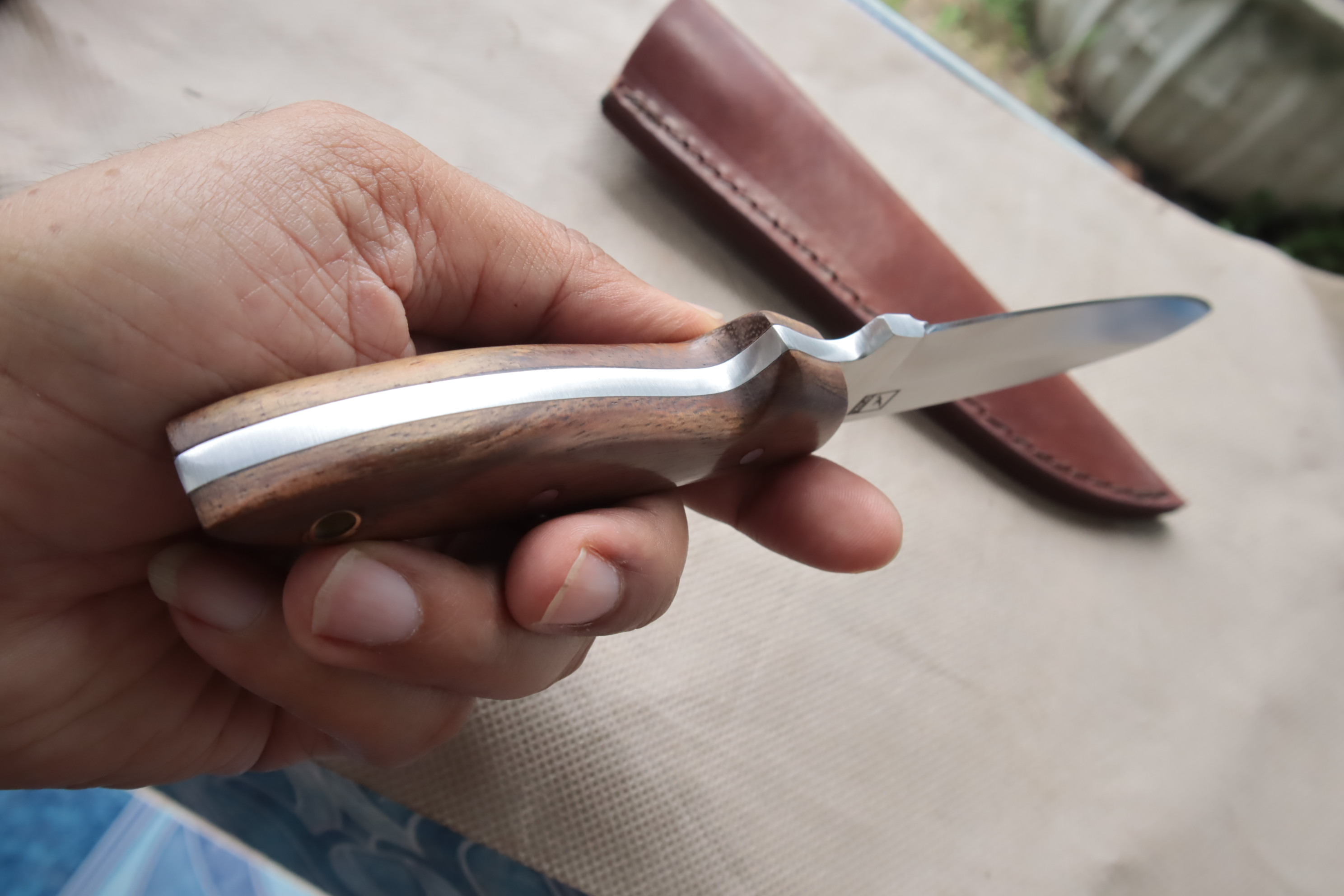 มีดเหล็ก D2 CFK IPAK Handmade D2 Custom Walnut Hunting Fish & Fowl Skinning Camp Blade Knife