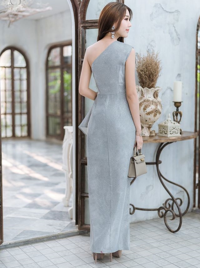 ชุดราตรี ชุดออกงาน ชุดไปงานแต่งงานสีเทา เดรสยาวไหล่เฉยงแต่งระบายข้าง ผ้ากากเพชระยิบระยับ