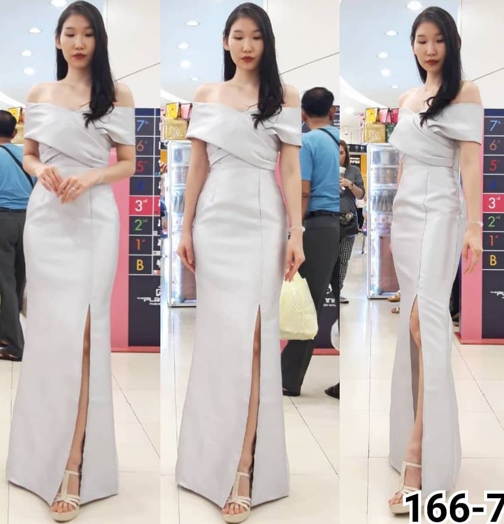 ชุดราตรีออกงานยาวสีเทา ทรงเปิดไหล่ไขว์หน้า กระโปรงยาวผ่าหน้า