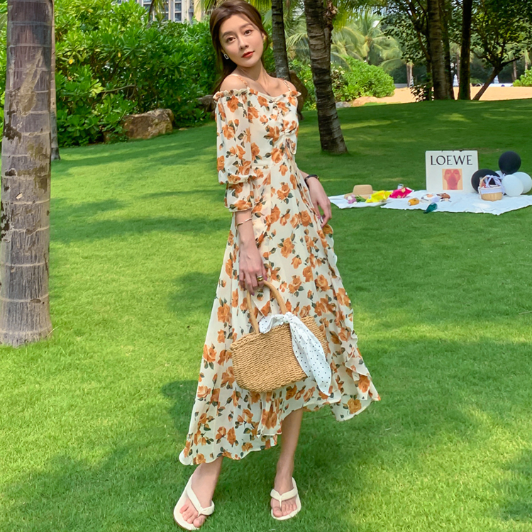 ชุดเดรสยาวสีขาวลายดอกไม้ เปิดไหล่ แขนยาว ใส่เป็นชุดเที่ยวทะเล สวยเก๋ๆ