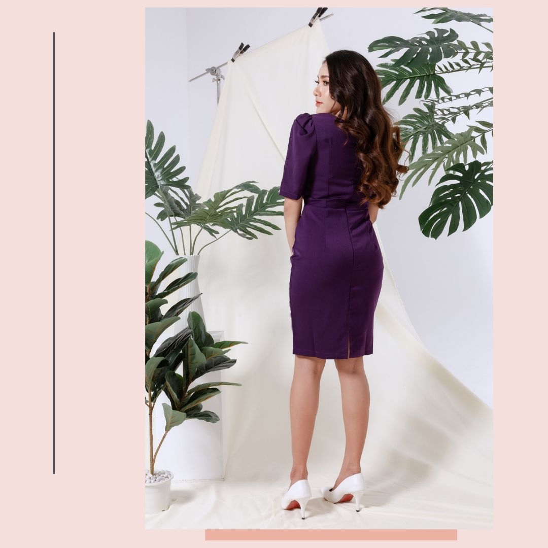 ชุดเดรสสั้นสีม่วง ทรงเข้ารูป แขนสั้น แนวเรียบร้อย สวยสุภาพ ใส่ทำงานได้