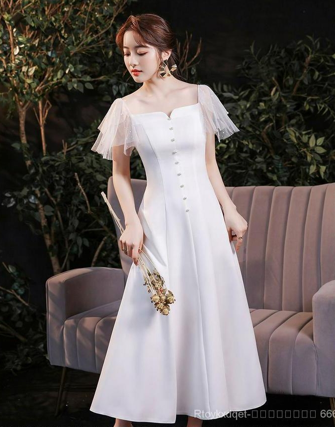 ชุดเดรสออกงานสีขาว แขนระบายผ้ามุ้ง แต่งกระดุมมุก กระโปรงสั้นทรงบาน เรียบหรู สวยดูดี สไตล์มินิมอล ใส่เป็น ชุดราตรี ชุดออกงาน ชุดไปงานแต่งงาน กลางวัน กลางคืน