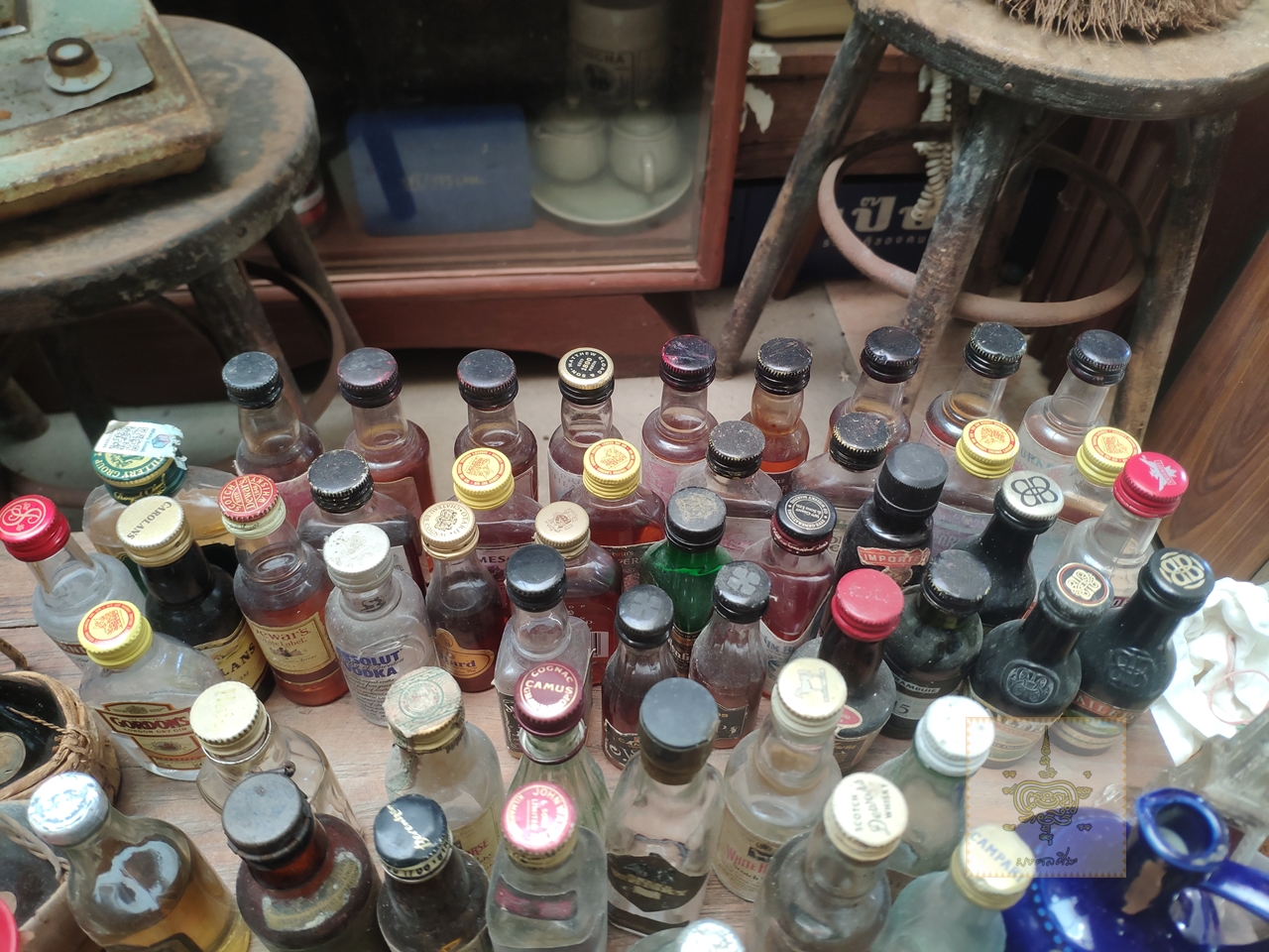 เหล้าเล็ก ทั้งมีน้ำ และขวดเปล่า