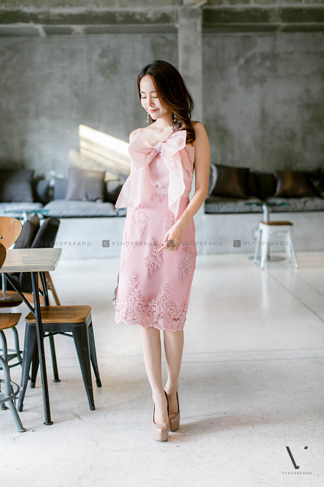 ชุดออกงาน ชุดไปงานแต่งงานสั้นสีชมพู เซ็ทเสื้อแขนข้างเดียวแต่งผ้าซีทรูผูกโบว์ กระโปรงลูกไม้ปักดิ้น