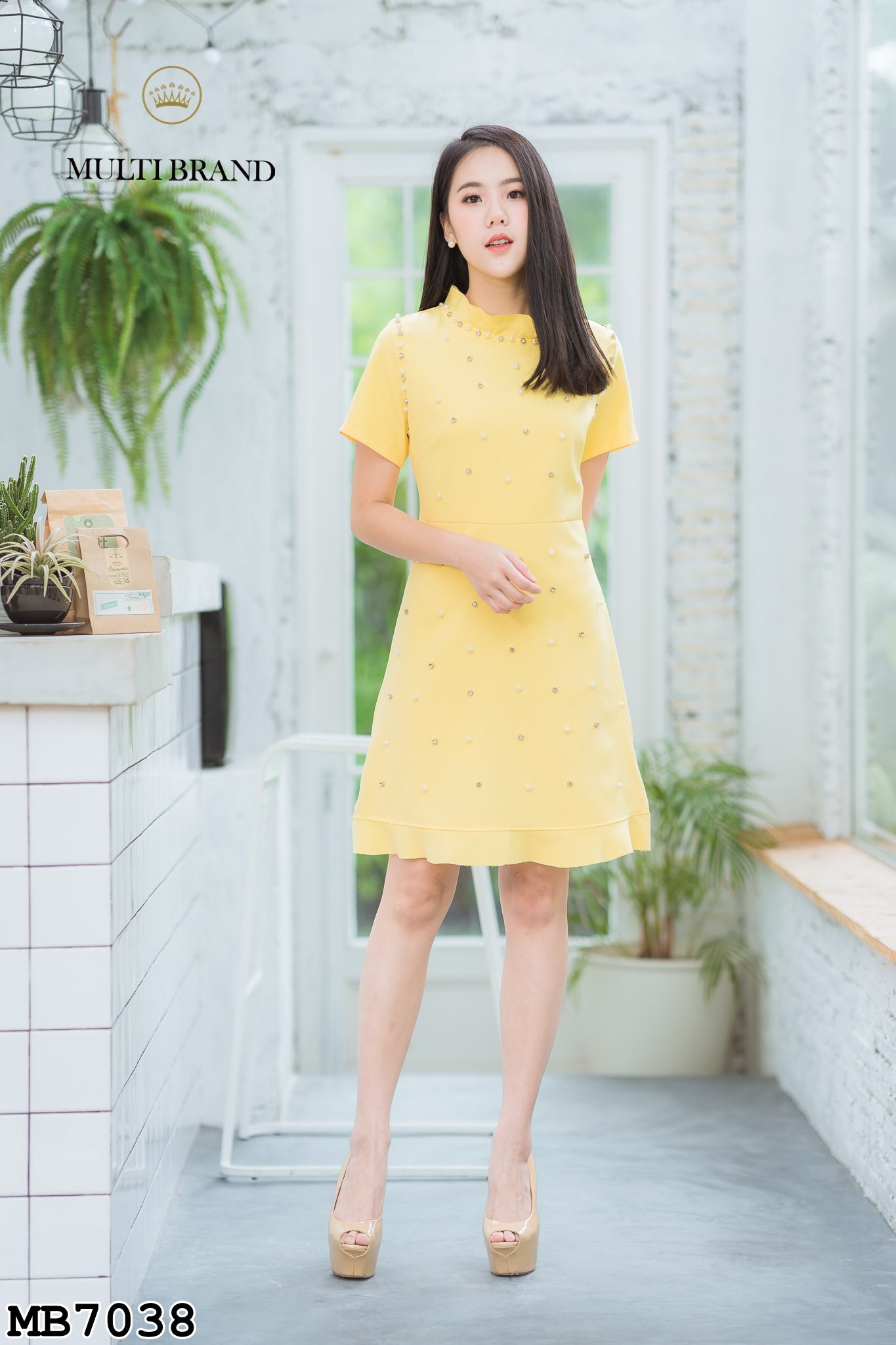 ชุดเดสสั้นสีเหลือง แต่งมุกเก๋ คอระบาย กระโปรงสั้นทรงบาน