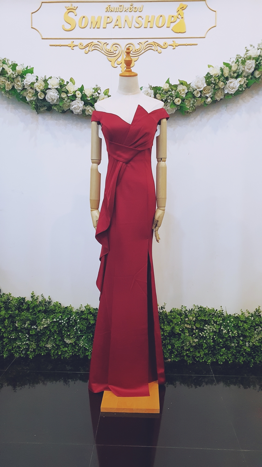 ชุดราตรียาวสีแดง ทรงปาดไหล่แต่งจีบหน้า กระโปรงผ่าหน้าทรงหางปลา สวยหรูสง่ามากๆ ใส่เป็นชุดราตรี ชุดออกงาน ชุดไปงานแต่งงาน กลางวัน กลางคืน