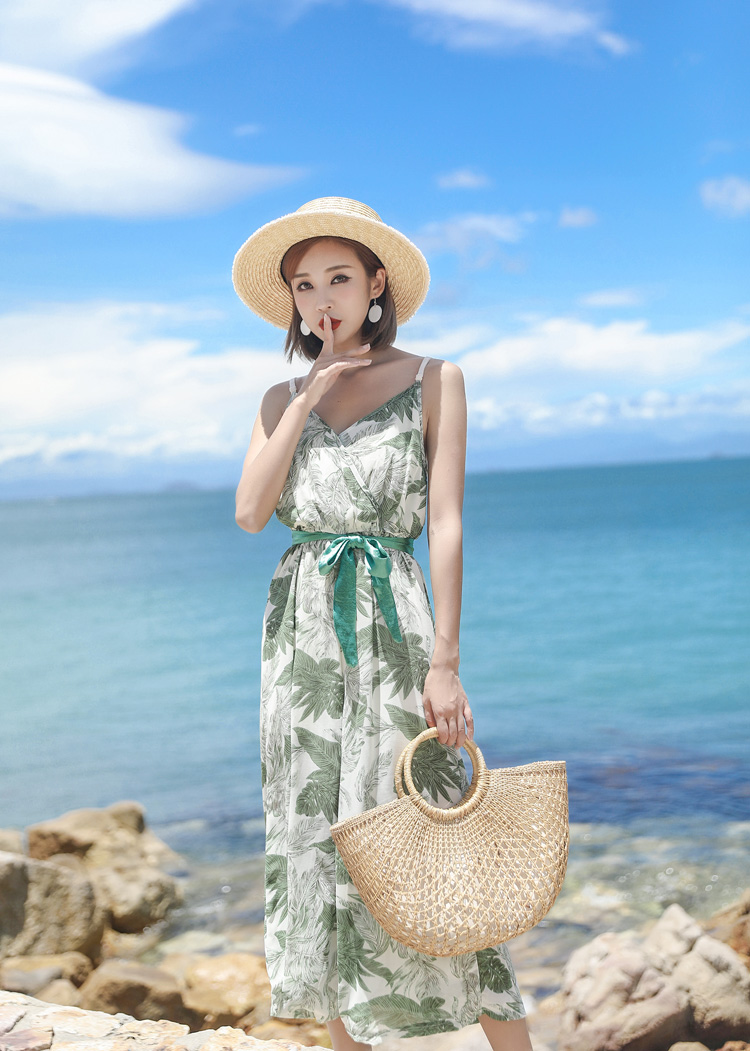 ชุดเที่ยวทะเลสีขาวลายใบไม้ จั๊มกางเกขายาวสายเดี่ยว
