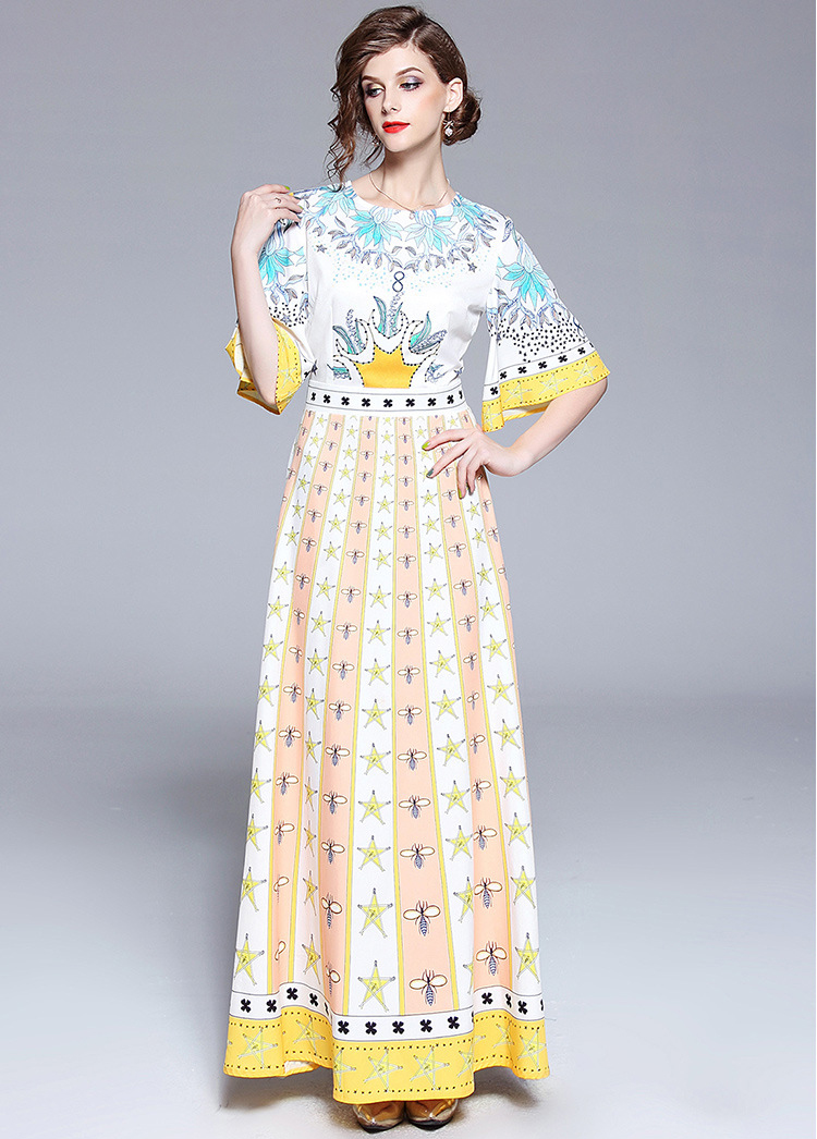 ชุดเดรสยาวสีเหลืองพิมพ์ลายดอกไม้ ลายดาว แขนสามส่วนทรงกว้าง กระโปรงยาวทรงบาน