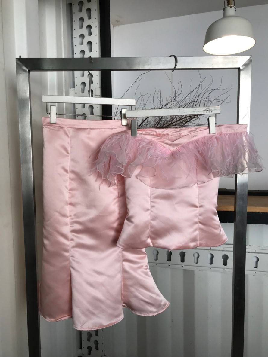 ชุดออกงาน/ชุดไปงานแต่งงานสีชมพู เสื้อเปิดไหล่แต่งขนนก + กระโปรงสั้นทรงหางปลา