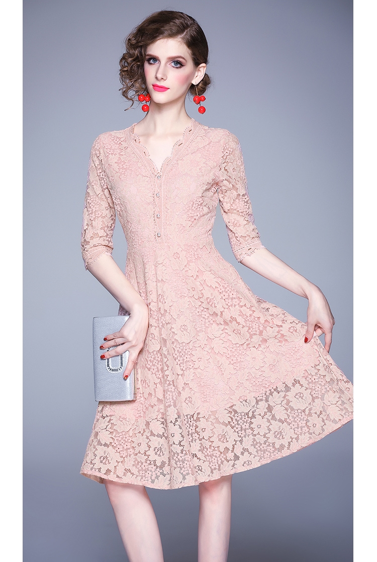 ชุดเดรสสั้นสีชมพู ผ้าลูกไม้ แขนสามส่วน