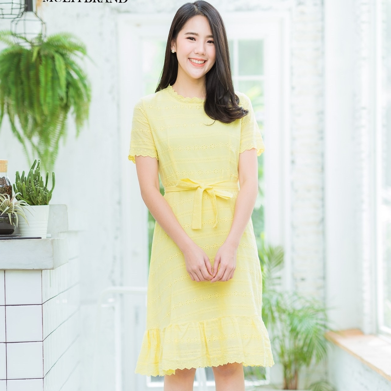 ชุดเดรสสั้นสีเหลือง ผ้าฉลุลาย คอปีน แขนสั้น กระโปรงทรงสอบแต่งระบาย แนวเรียบๆ สวย ดูดี ใส่ทำงานได้