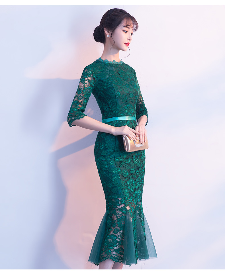 ชุดเดรสยาวสีเขียว ผ้าลูกไม้ คอปีน แขนสามส่วน ทรงเข้ารูปกระโปรงหางปลา