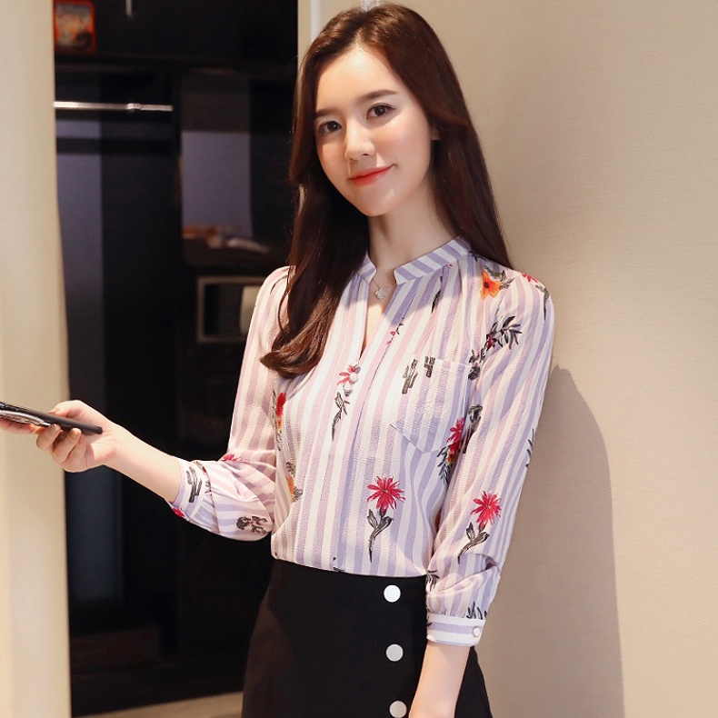 เสื้อเชิ้ตผู้หญิงสีม่วงลายดอกไม้ คอวี แขนยาว
