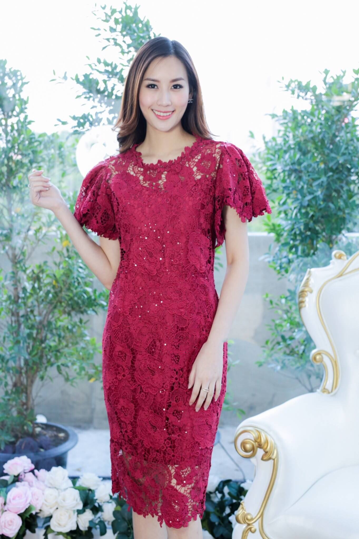 ชุดเดรสสั้นสีแดง ผ้าลูกไม้ แขนระบาย ทรงเข้ารูป