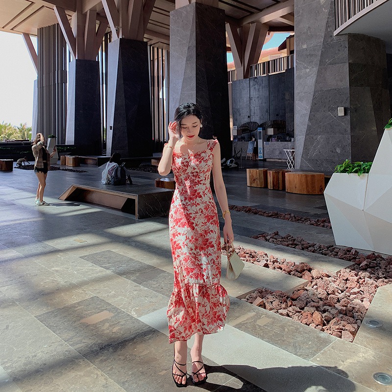 ชุดเดรสยาวลายดอกไม้สีแดง สายเดี่ยว ทรงปล่อย ผ้าชีฟอง แฟชั่นชุดใส่เที่ยวทะเล ไอเดียชุดแต่งตัวไปเที่ยวทะเล ใครมีแพลนไปทะเลแต่ยังไม่ได้หาชุดต้องดู