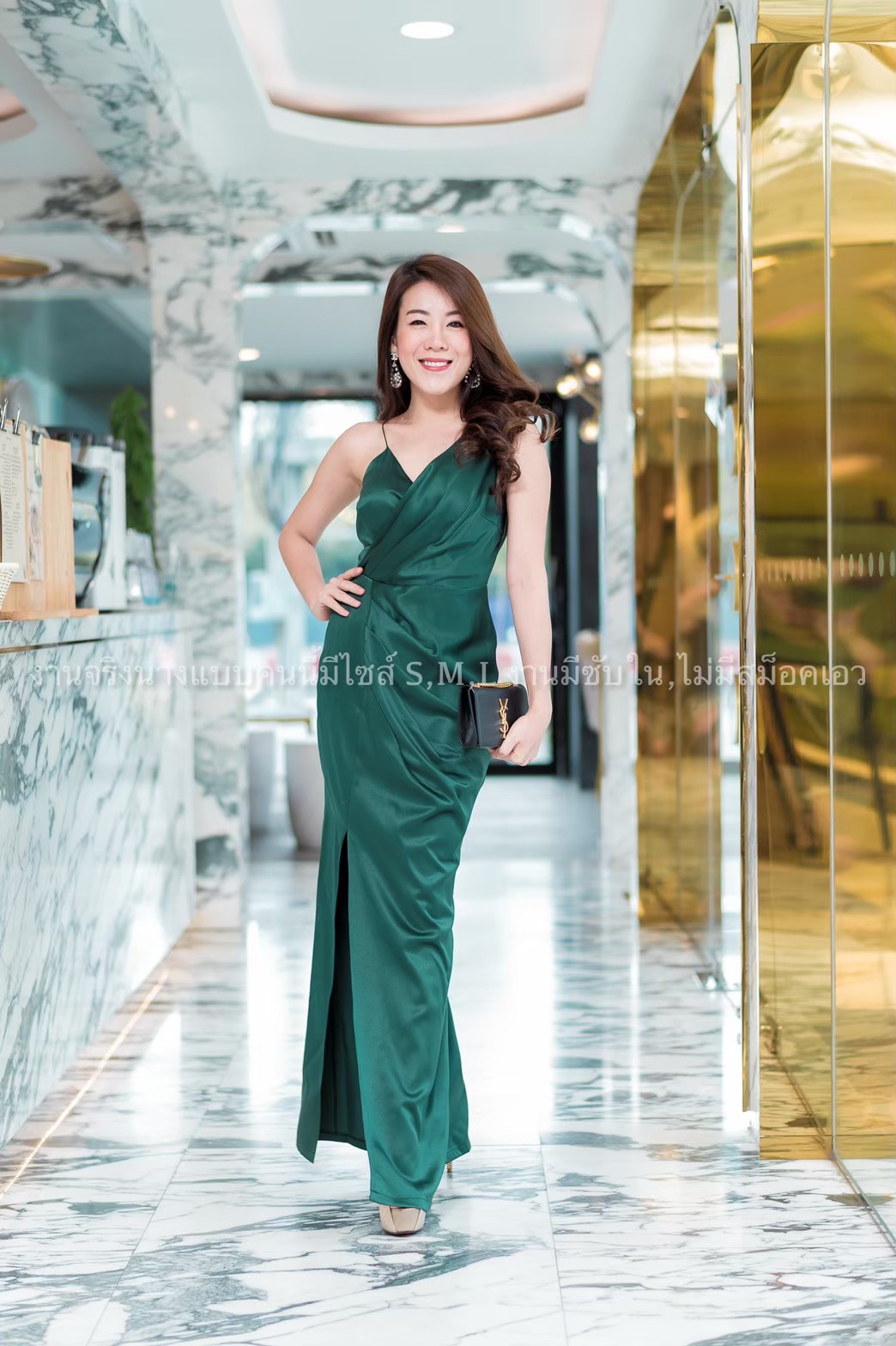 ชุดไปงานแต่งงานสีเขียว สายเดี่ยว เอวจีบข้าง แนวเรียบหรู สวยดูดีมากๆ ใส่ไปงานแต่งงาน ออกงานราตรี