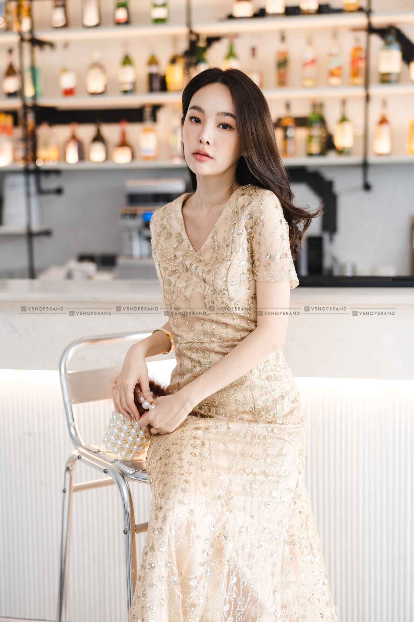 ชุดออกงานราตรียาวสีทอง ผ้ากากเพชรคริสตรัลระยิบระยับ แขนสั้น กระโปรงยาวทรงเอบาน แนวเรียบหรู สวยสง่า ดูแพง เหมาะสำหรับใส่ออกงานราตรี ไปงานแต่งกลางคืน