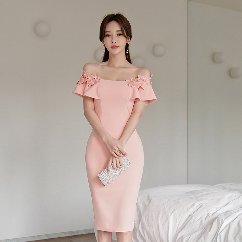 ชุดราตรี ชุดออกงาน ชุดไปงานแต่งงานงานสีชมพูโอรส เปิดไหล่แต่งดอกไม้ เดรสทรงเข้ารูป เรียบหรู สวยดูดี