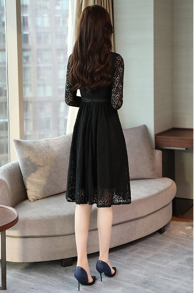 ชุดเดรสลูกไม้สีดำ ลายดอกไม้ คอจีนแต่งกระดุมหน้า แขนยาว กระโปรงทรงบานคลุมเข่า