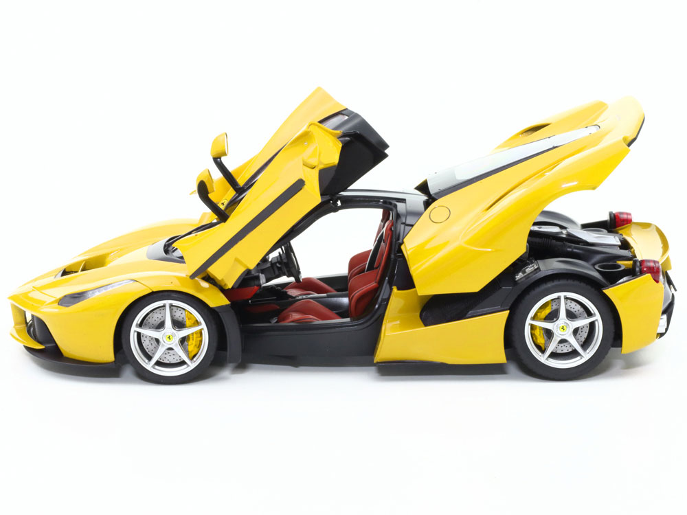Gull wing type left/right doors, and rear cowling can be opened and closed, even after completion of the model.
