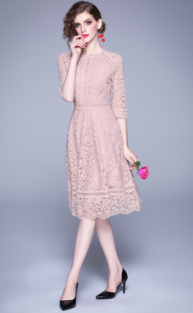 ชุดเดรสลูกไม้สีชมพู แขนสามส่วน กระโปรงคลุมเข่า เรียบร้อยสวยหวาน ใส่ทำงาน ใส้ไปงานแต่ง