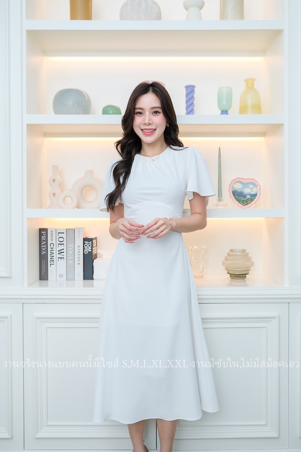 ชุดออกงาน/ชุดไปงานแต่งสีขาว เดรสสั้นคอกลม แขนสั้นระบาย กระโปรงคลุมเข่า แนวเรียบหรู สวยดูดี ใส่ได้ทั้งงานกลางวัน/งานกลางคืน