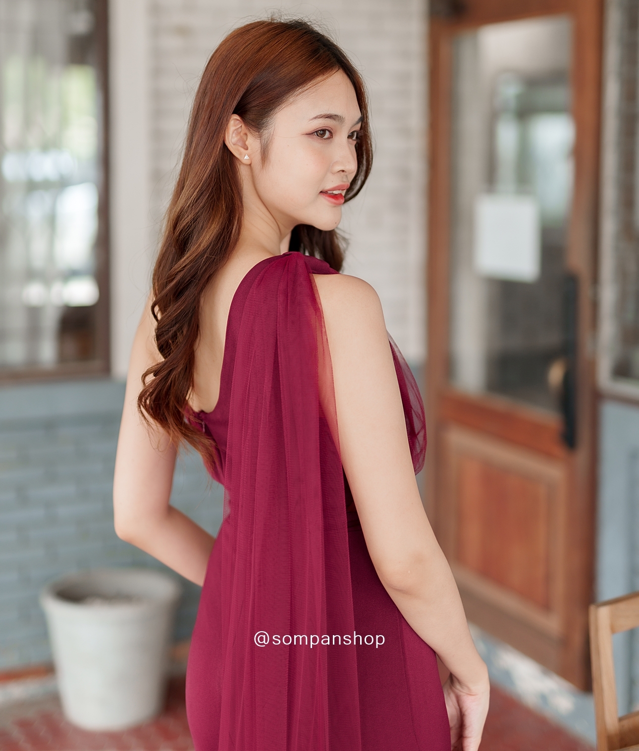 ชุดเดรสออกงานสีแดง ไหล่เฉียงข้างแต่งผ้าซีทรู เรียบหรู สวยดูดี