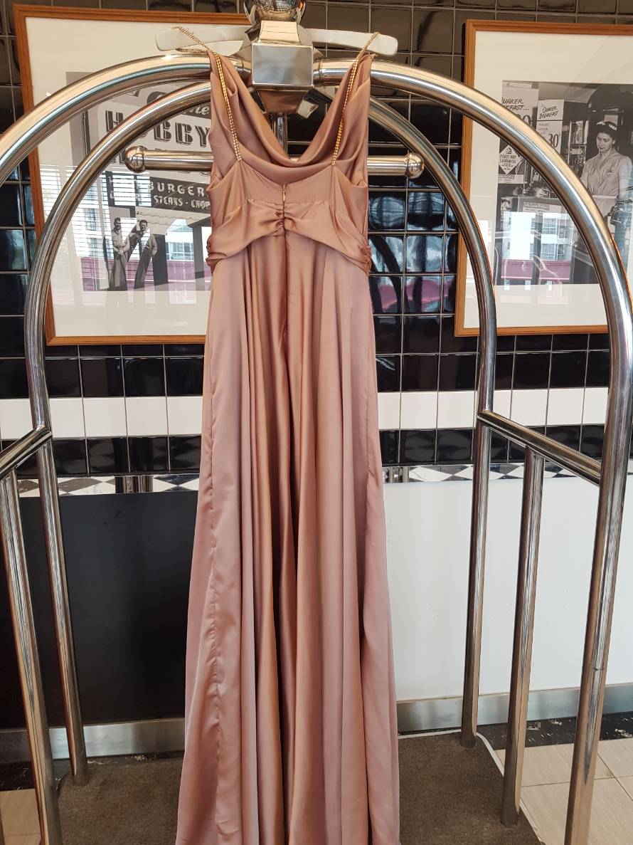 ชุดออกงานราตรียาวสีน้ำตาลทอง ชุดไปงานแต่งงานสีน้ำตาลทอง สายเดี่ยว อกจีบย้วยสวยเก๋ กระโปรงยาวทรงบาน สวยหรู สุดอลัง