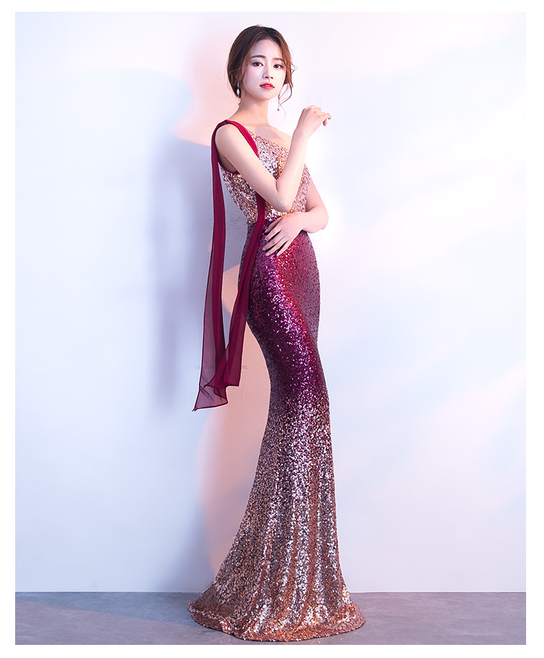 ชุดราตรียาวสีชมพูอมแดง ไหล่เฉียงแต่งระบาย ปักเลื่อมทั้งชุด กระโปรงทรงหางปลา เรียบหรูดูแพง สวยดูดี แบบสวยทันสมัย ใส่ออกงาน งานราตรี ไปงานแต่ง