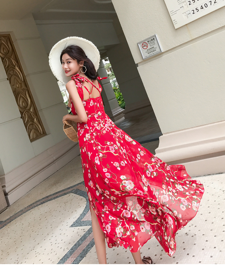 ชุดเดรสใส่ไปเที่ยวทะเลยาวสีแดง พิมพ์ลายดอกไม้สไตล์ฮาวายใส่เที่ยวทะเล สายเดี่ยว สายไขว์หลัง แขนผูกโบว์