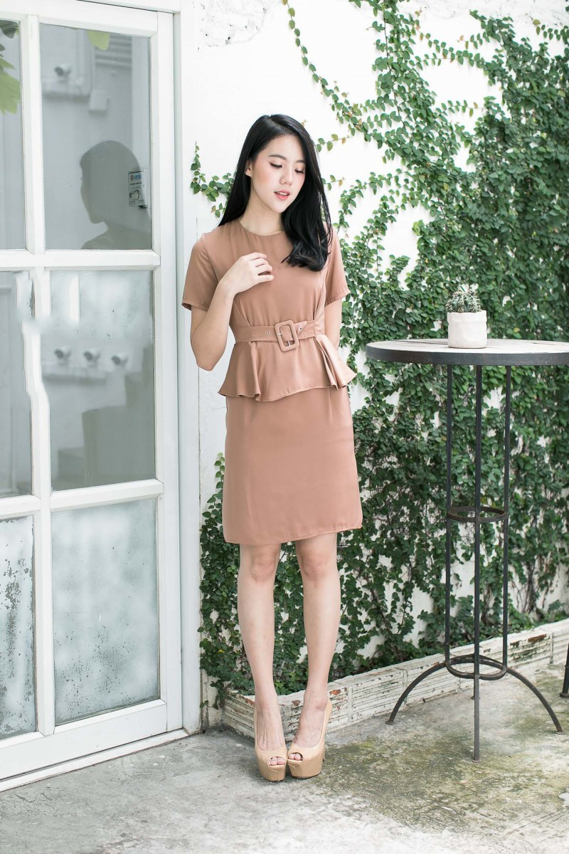 ชุดเดรสสั้นสีน้ำตาล ทรงเข้ารูป เอวระบาย กระโปรงทรงเอ เรียบๆ สวยดูดี สไตล์สาวออฟฟิศ