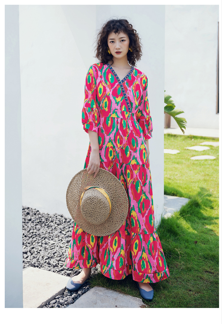 ชุดเดรสยาวสีชมพูลายโบฮีเมียน แฟชั่นเที่ยวทะเลสวยๆ ชุดเดินเล่นริมทะเล