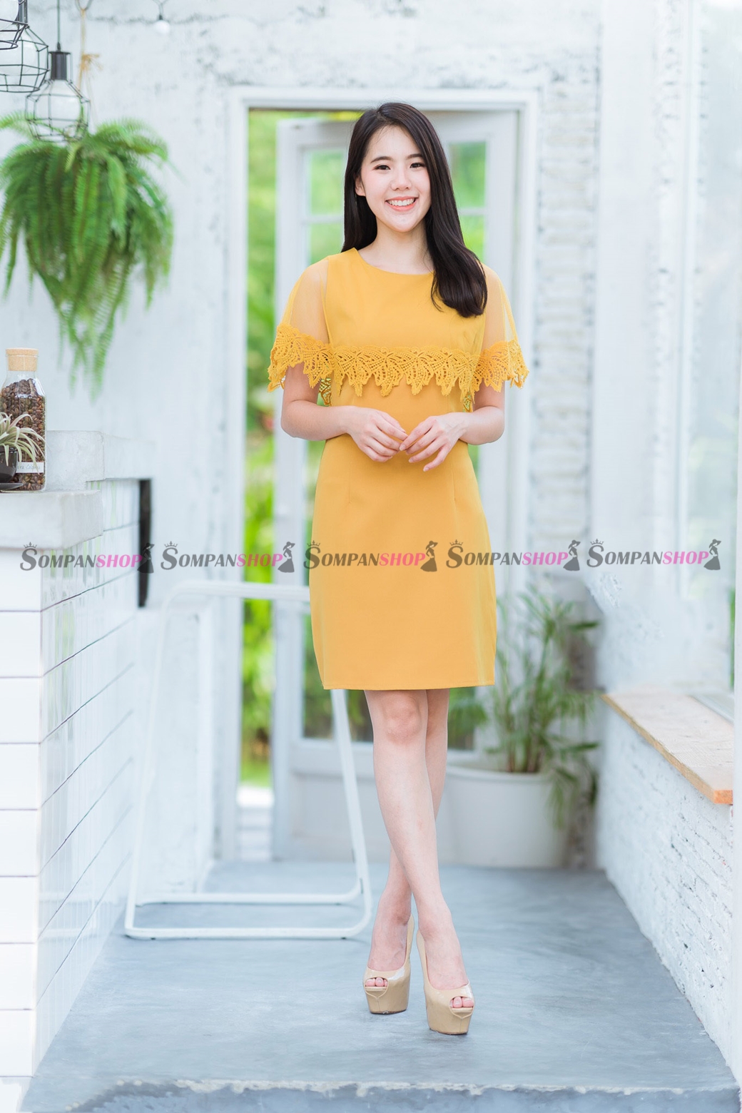 ชุดเดรสสีเหลือง เข้ารูป แต่งระบายลูกไม้ แนวเรียบๆ สวยหวาน เหมาะสำหรับใส่เป็นชุดทำงาน