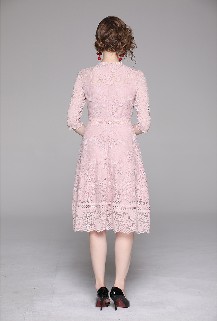 ชุดเดรสลูกไม้สีชมพู เรียบร้อย