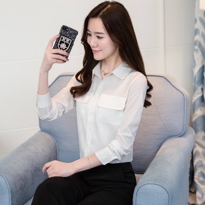 เสื้อเชิ้ตผู้หญิงสีขาว คอปก แขนยาว กระดุมหน้า แต่งกระเป๋า