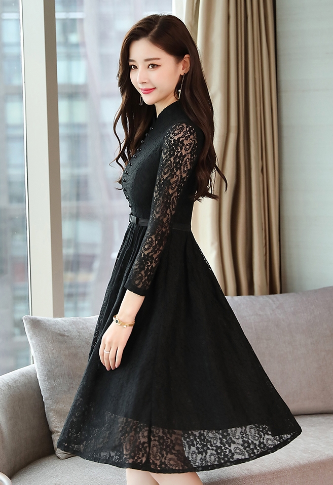 ชุดเดรสลูกไม้สีดำ ลายดอกไม้ คอจีนแต่งกระดุมหน้า แขนยาว กระโปรงทรงบานคลุมเข่า