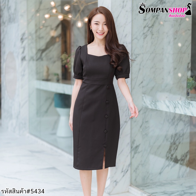 ชุดเดรสสั้นสีดำ แขนสั้น ทรงเอเข้ารูป เรียบๆ สวย ดูดี ใส่ทำงานได้