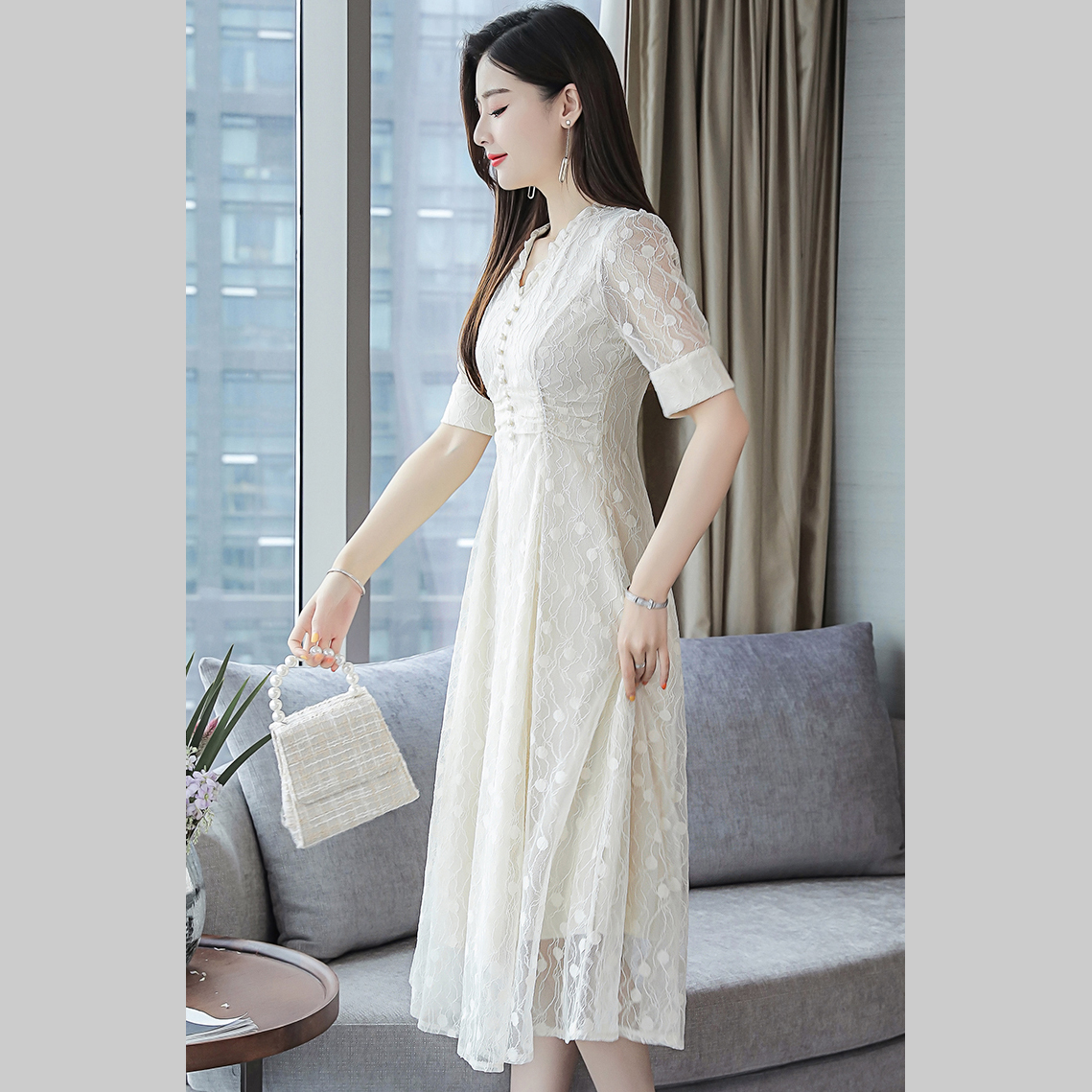 ชุดเดรสยาวสีครีม ผ้าลูกไม้ สีพื้น แขนสาม กระโปรงบาน คอวี น่ารัก ดูดี ใส่เที่ยว ทำงาน ออกงาน งานแต่งงาน งานบวช ได้