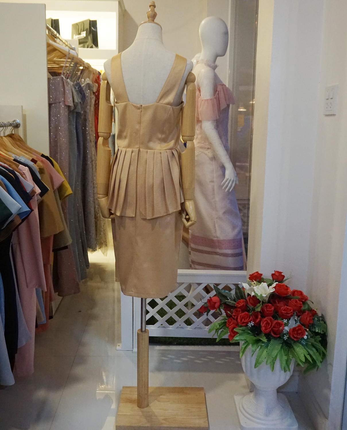 ชุดเดรสสั้นสีทอง เข้ารูป แขนกุดเว้าไหล่ เอวระบาย